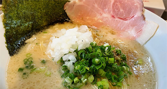 「ぬるいラーメン」に「青いラーメン」！？ 一度は食べてみたい珍しい変わり種ラーメン7選！